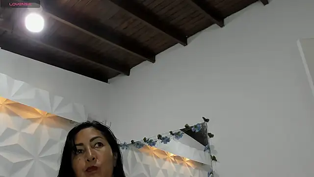 Snapshot of CHantal_33 chatting on January 2025 12:06:01 AM CHantal 33 online show from January 2025 12:06:01 AM