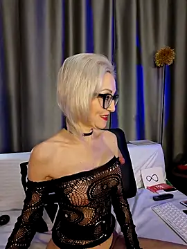 Snapshot of Milforja chatting on November 2025 07:03:01 PM Milforja online show from November 2025 07:03:01 PM