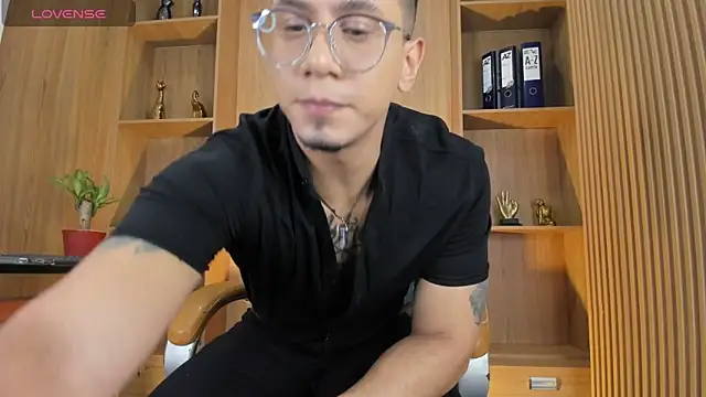 Snapshot of JoshMillerr_ chatting on May 2026 07:00:02 PM JoshMillerr online show from May 2026 07:00:02 PM