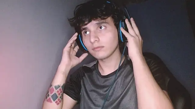 Snapshot of Charley_quin chatting on October 2025 02:58:02 AM Charley quin online show from October 2025 02:58:02 AM