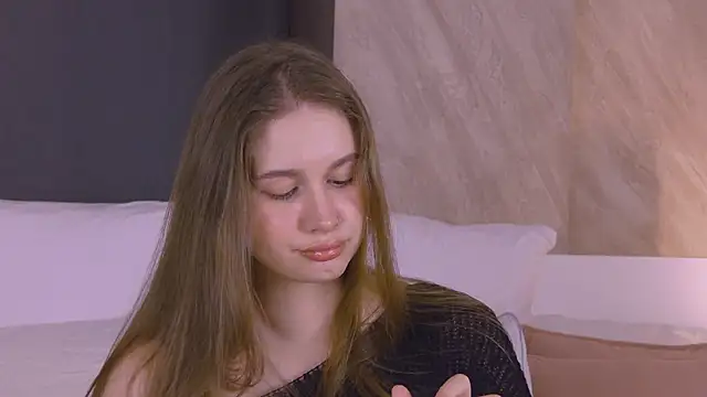 EllieHayes online show from April 2026 10:05:02 PM