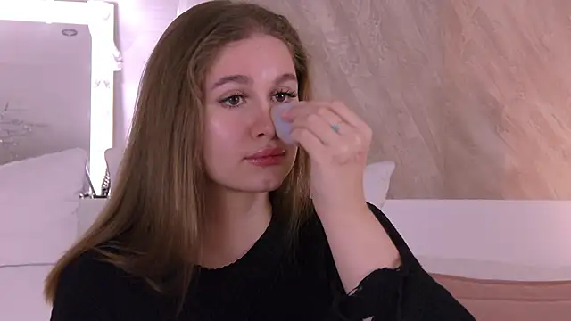 EllieHayes online show from November 2025 06:12:02 PM