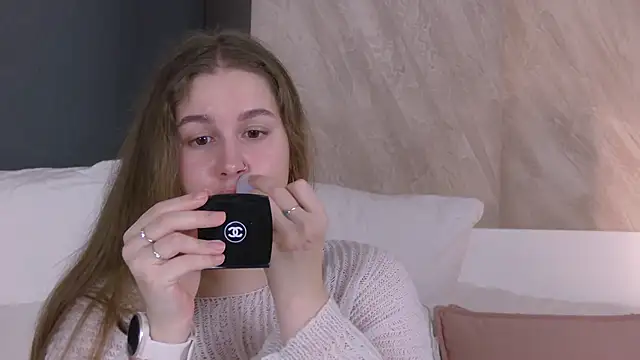 EllieHayes online show from April 2026 12:02:02 AM