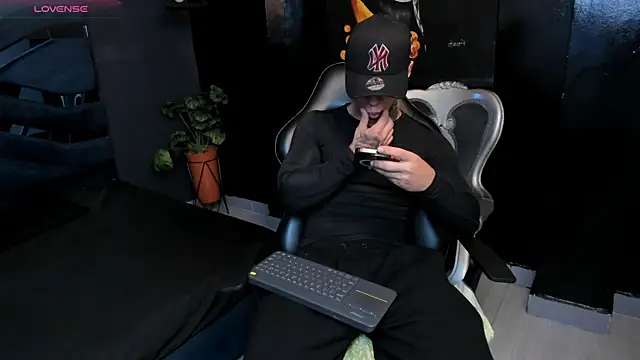 Flynn Riider online show from October 2025 05:34:02 PM