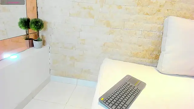Snapshot of mia_roldan_ chatting on February 2025 07:39:01 PM mia roldan online show from February 2025 07:39:01 PM