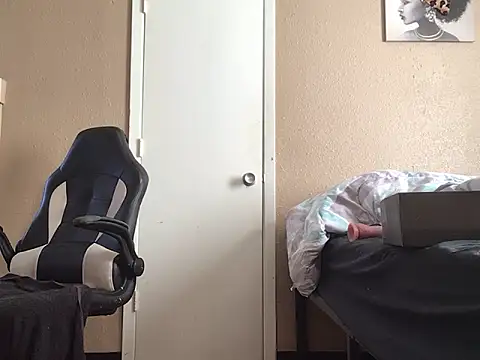 Snapshot of Eboni03 chatting on January 2025 06:27:01 PM Eboni03 online show from January 2025 06:27:01 PM