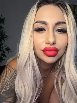 Snapshot of GoldenAmber chatting on November 2025 07:03:01 PM GoldenAmber online show from November 2025 07:03:01 PM