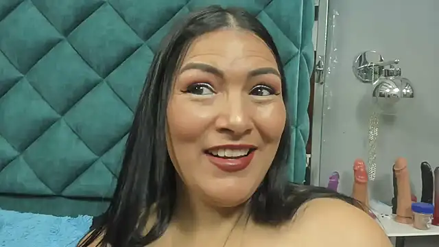 PENELOPELEWISs online show from April 2026 12:17:01 AM