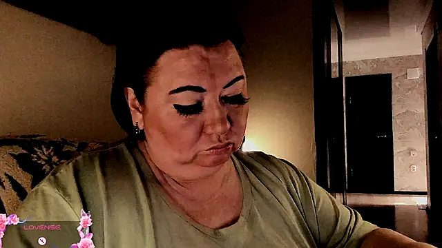 Snapshot of SexxyDreams1 chatting on October 2025 05:19:01 AM SexxyDreams1 online show from October 2025 05:19:01 AM