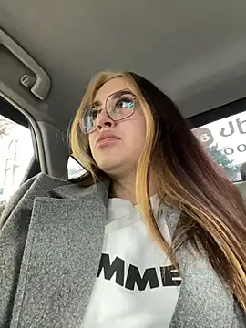 VikiDemi online show from December 2025 09:15:01 AM