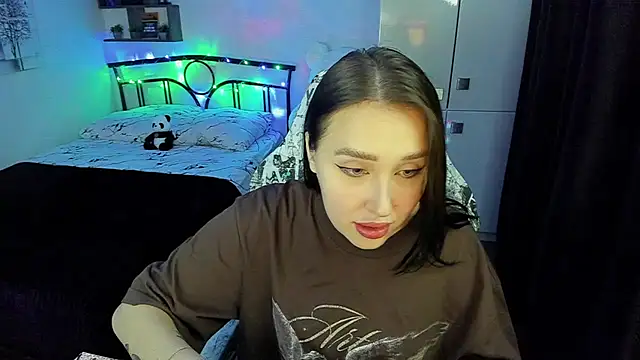 Snapshot of LinaTruly chatting on November 2025 08:35:02 PM LinaTruly online show from November 2025 08:35:02 PM