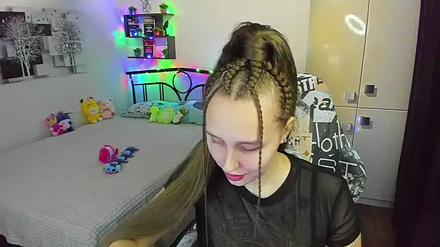 LinaTruly online show from April 2026 08:33:01 PM