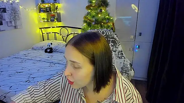 Snapshot of LinaTruly chatting on December 2025 09:47:02 PM LinaTruly online show from December 2025 09:47:02 PM