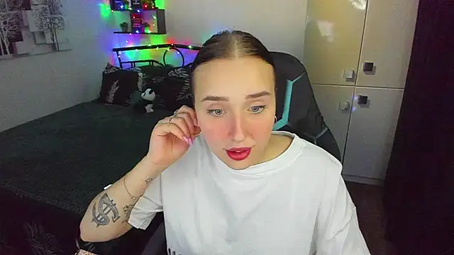 LinaTruly online show from February 2026 10:43:01 PM