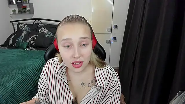 LinaTruly online show from October 2025 09:15:02 PM