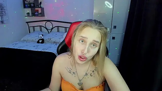 LinaTruly online show from October 2025 09:38:01 PM