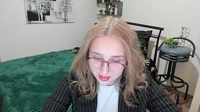 LinaTruly online show from January 2025 08:53:02 PM
