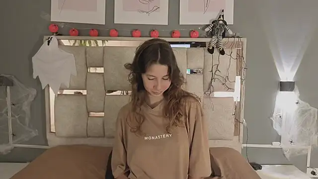 jolie lov online show from October 2025 01:21:02 PM