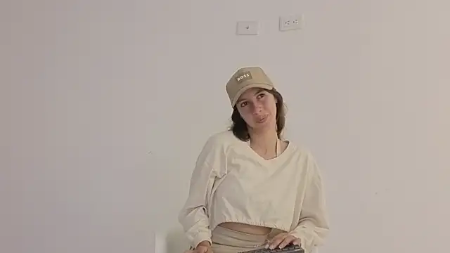 jolie lov online show from November 2025 01:48:02 PM