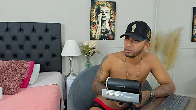 Snapshot of Robin_Rief chatting on March 2025 03:34:02 AM Robin Rief online show from March 2025 03:34:02 AM