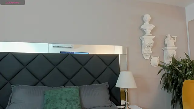 Robin Rief online show from November 2025 04:00:02 AM