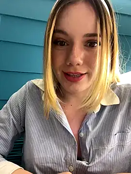 Snapshot of NicoleCut chatting on October 2025 11:06:01 PM NicoleCut online show from October 2025 11:06:01 PM