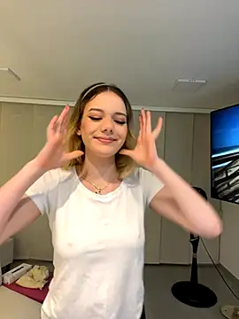 NicoleCut online show from November 2025 10:51:02 AM