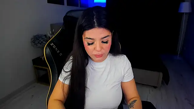 Snapshot of AlluringAriel chatting on November 2025 07:36:01 PM AlluringAriel online show from November 2025 07:36:01 PM