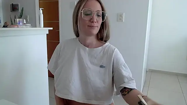 Snapshot of CabledHeredity chatting on November 2025 06:01:01 PM CabledHeredity online show from November 2025 06:01:01 PM