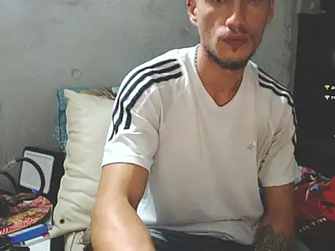 Snapshot of roystonee10 chatting on January 2025 02:46:01 AM roystonee10 online show from January 2025 02:46:01 AM