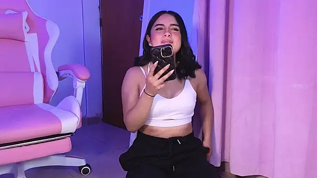 Snapshot of Emily-14 chatting on March 2025 06:10:02 AM Emily-14 online show from March 2025 06:10:02 AM