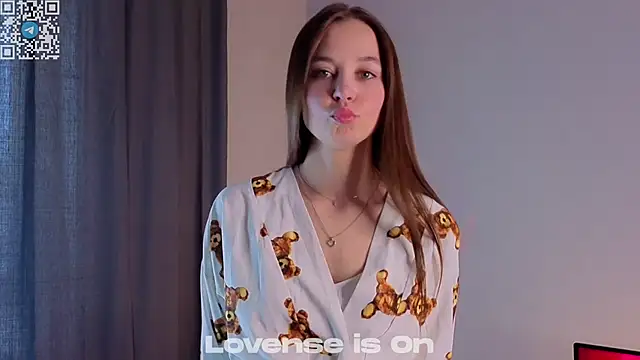 Snapshot of FalineDowlen chatting on November 2025 02:15:01 AM FalineDowlen online show from November 2025 02:15:01 AM