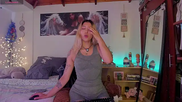 Snapshot of cuteweed420 chatting on April 2026 08:18:01 PM cuteweed420 online show from April 2026 08:18:01 PM