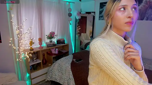 Snapshot of cuteweed420 chatting on May 2026 09:44:02 PM cuteweed420 online show from May 2026 09:44:02 PM