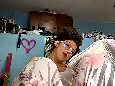 Snapshot of LoveElectra chatting on October 2025 03:04:02 PM LoveElectra online show from October 2025 03:04:02 PM