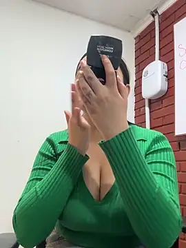 Snapshot of SaraBraun_ chatting on October 2025 06:16:01 PM SaraBraun online show from October 2025 06:16:01 PM