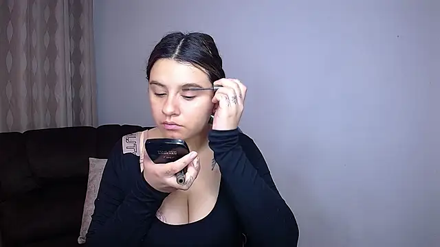 Snapshot of SaraBraun_ chatting on December 2025 05:37:02 PM SaraBraun online show from December 2025 05:37:02 PM