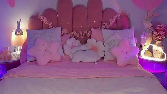 ElsaYoung online show from April 2026 07:20:02 PM