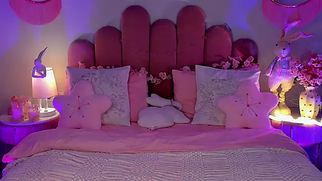 ElsaYoung online show from April 2026 07:17:01 PM