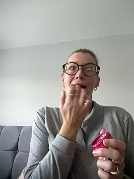 Snapshot of Englishhotwife4u chatting on December 2024 10:56:02 AM Englishhotwife4u online show from December 2024 10:56:02 AM