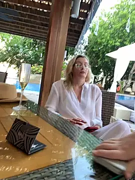 Snapshot of Englishhotwife4u chatting on December 2024 12:31:01 PM Englishhotwife4u online show from December 2024 12:31:01 PM