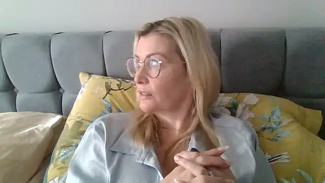 Snapshot of Englishhotwife4u chatting on January 2025 10:48:02 AM Englishhotwife4u online show from January 2025 10:48:02 AM