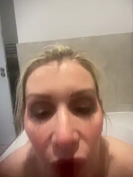 Snapshot of Englishhotwife4u chatting on December 2024 03:09:02 PM Englishhotwife4u online show from December 2024 03:09:02 PM