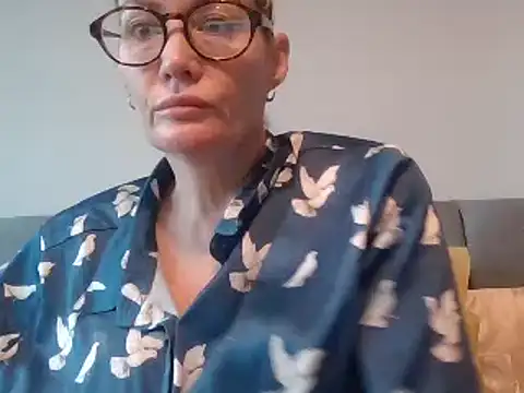 Snapshot of Englishhotwife4u chatting on December 2024 08:49:02 AM Englishhotwife4u online show from December 2024 08:49:02 AM