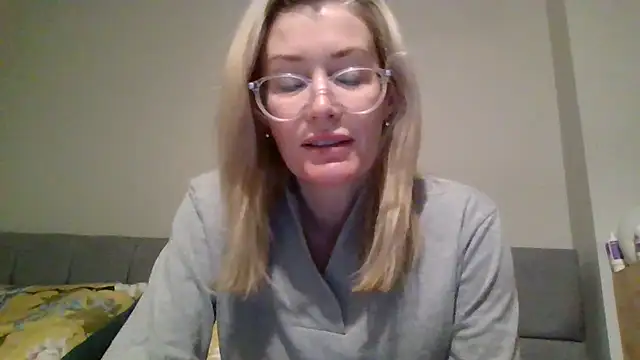 Snapshot of Englishhotwife4u chatting on December 2024 09:09:02 AM Englishhotwife4u online show from December 2024 09:09:02 AM