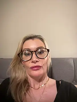 Snapshot of Englishhotwife4u chatting on December 2024 05:21:02 PM Englishhotwife4u online show from December 2024 05:21:02 PM