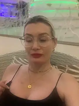 Snapshot of Englishhotwife4u chatting on January 2025 06:16:02 PM Englishhotwife4u online show from January 2025 06:16:02 PM