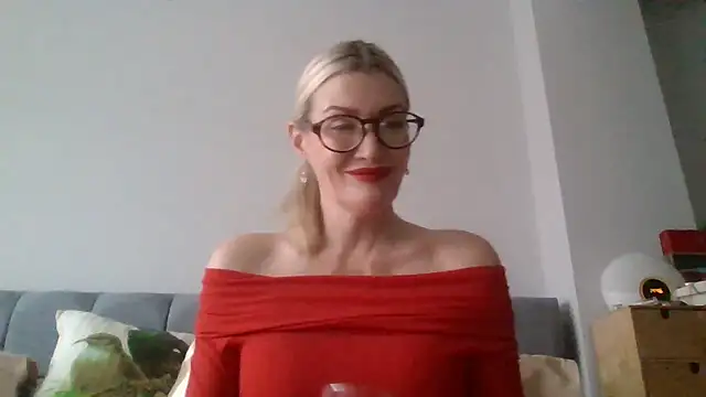 Snapshot of Englishhotwife4u chatting on December 2024 02:50:01 PM Englishhotwife4u online show from December 2024 02:50:01 PM
