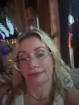 Snapshot of Englishhotwife4u chatting on January 2025 05:42:02 PM Englishhotwife4u online show from January 2025 05:42:02 PM