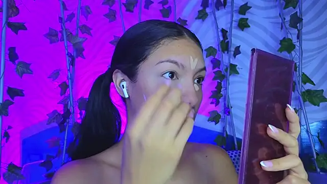 Snapshot of antonellaroux chatting on September 2025 12:18:02 PM antonellaroux online show from September 2025 12:18:02 PM